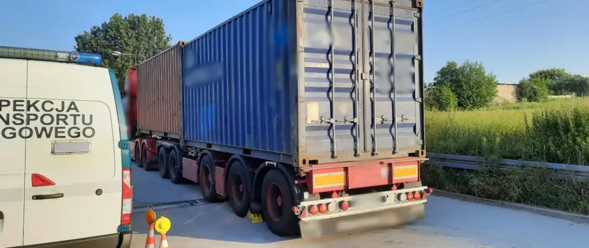 Ciężarówka z kontenerami na wadze. Kontrola transportu, czy nie przekracza dopuszczalnej masy, jakby przewoziła cement.