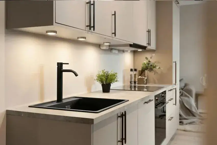 Płytki pod szafkami w kuchni: Czy warto? Argumenty "za" i "przeciw"