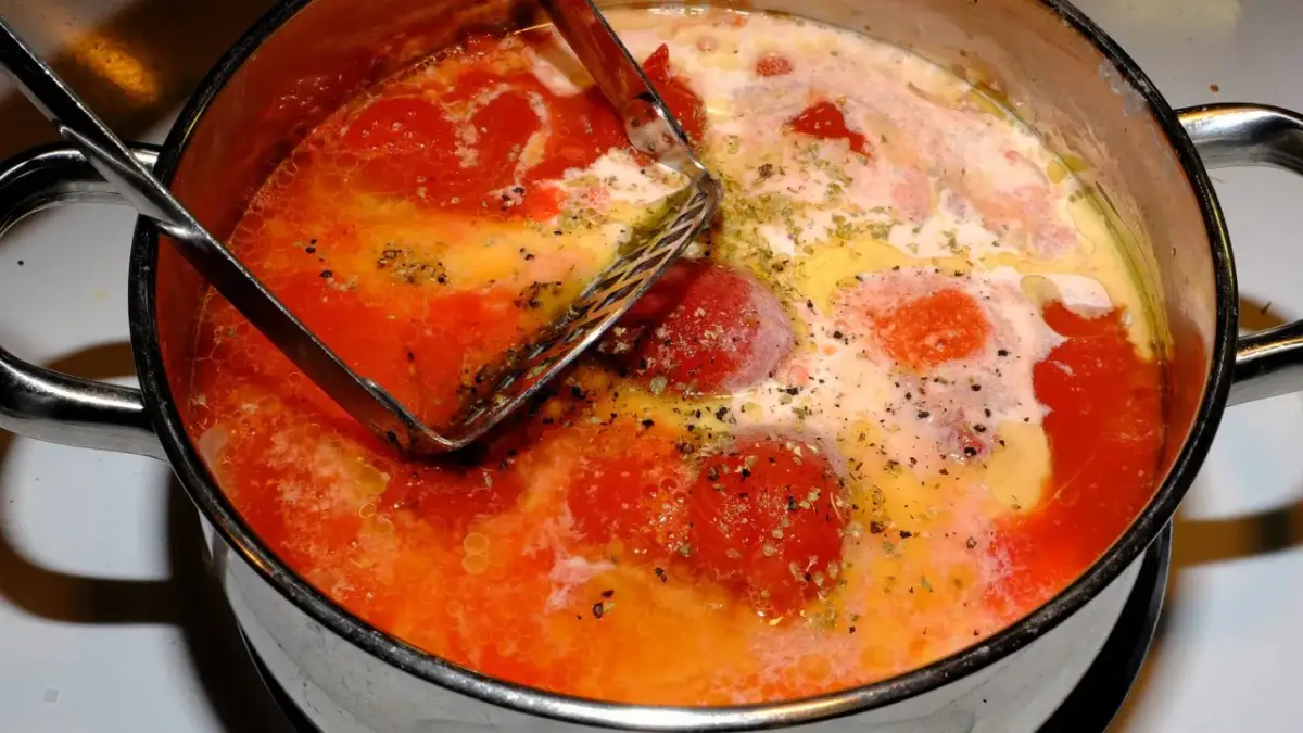 Jak zabielić zupę śmietaną, by się nie zwarzyła? Sekretny trik