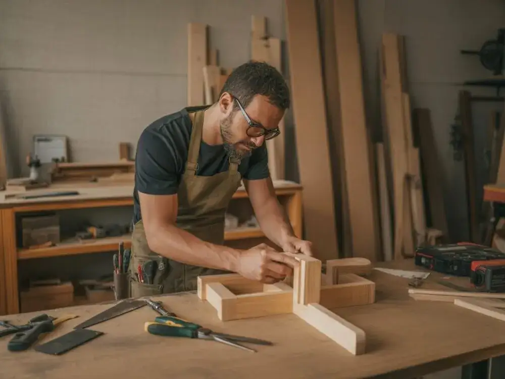 Stolarz czy firma? Jak wybrać wykonawcę mebli na wymiar i nie żałować?