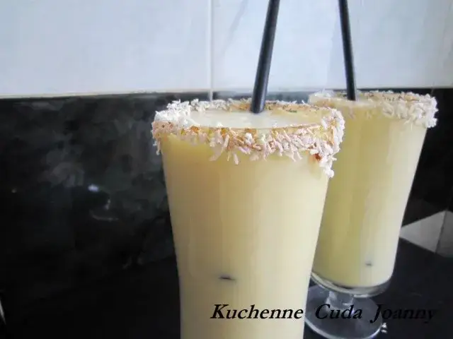 Drink z ananasem: Piña Colada, mocktaile i 7 szybkich przepisów