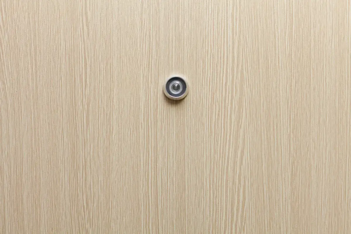 Wizjer w drzwiach antywłamaniowych: Jak zachować gwarancję?