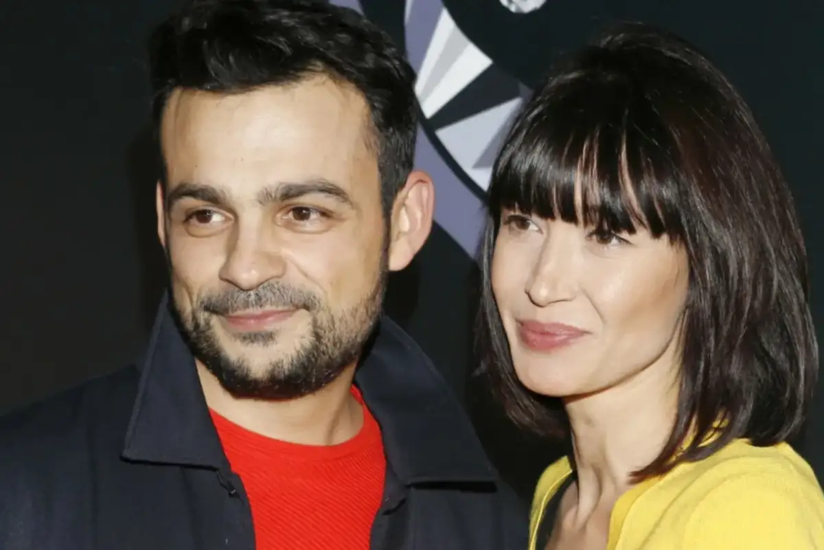 Robert El Gendy z pierwszą żoną, uśmiechnięci, patrzą w różne strony.