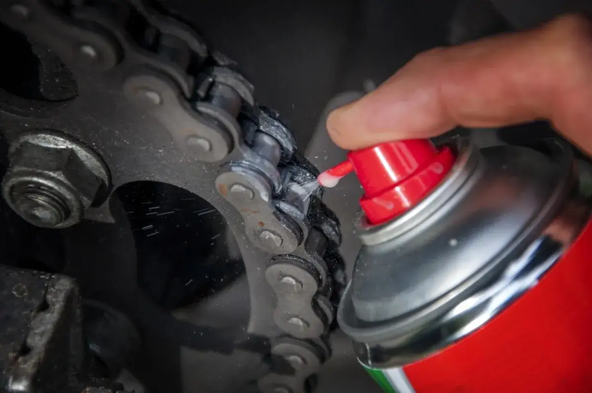 Jak smarować łańcuch motocyklowy? Krok po kroku i unikaj błędów!
