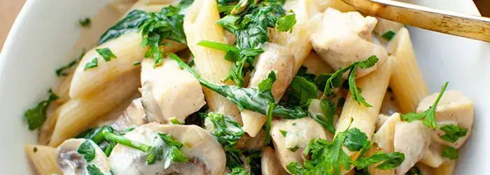 Makaron penne z kurczakiem i pieczarkami w sosie śmietanowym - prosty przepis na pyszny obiad