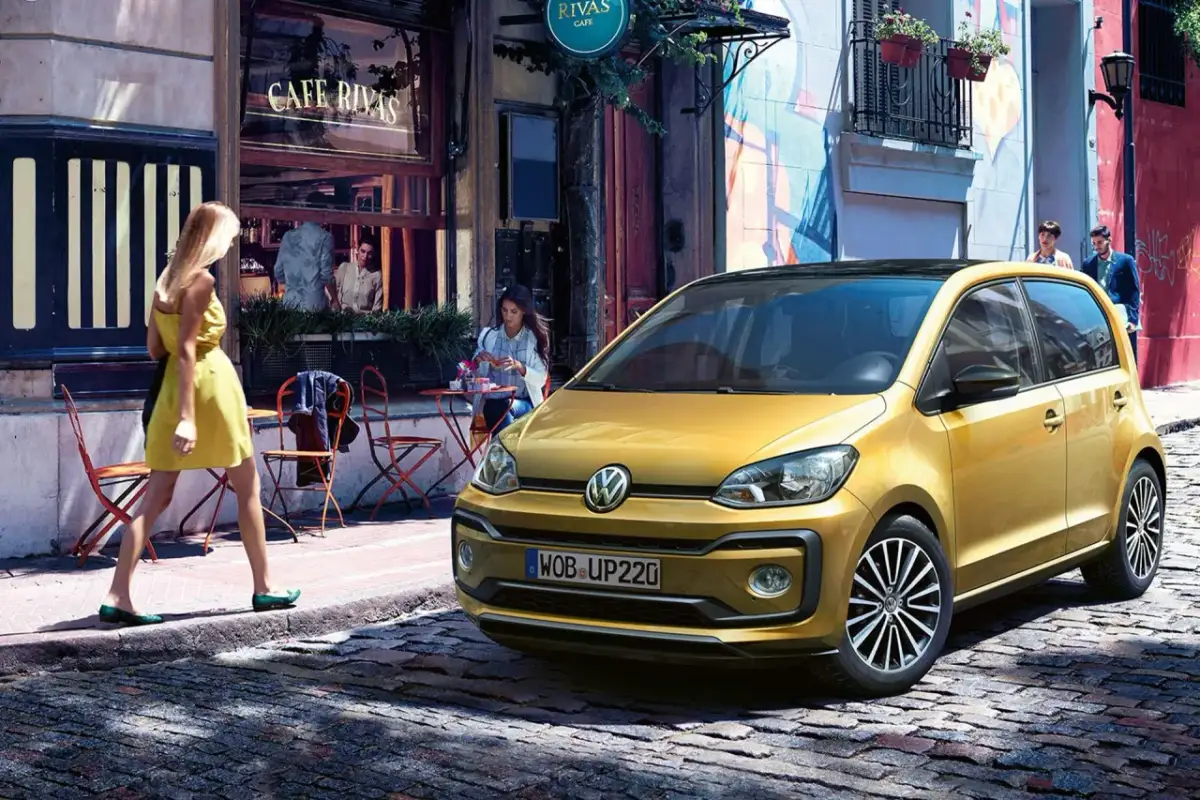 Złoty Volkswagen Up! – idealne pierwsze auto dla dziewczyny. Stylowy, miejski, gotowy na przygody.