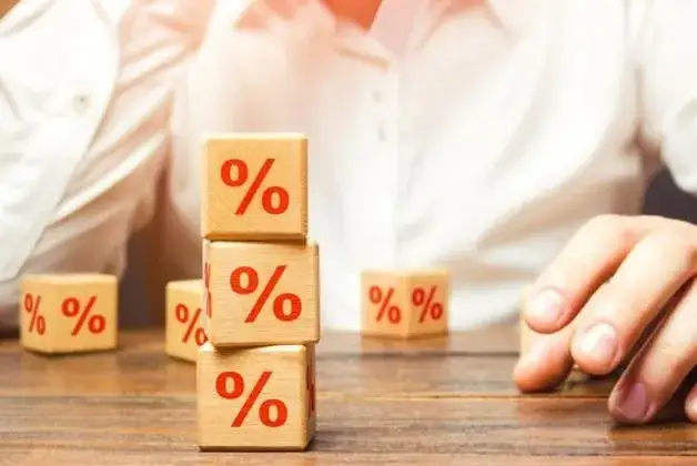 Jak obliczyć odsetki w skali roku? Prosty sposób na zysk