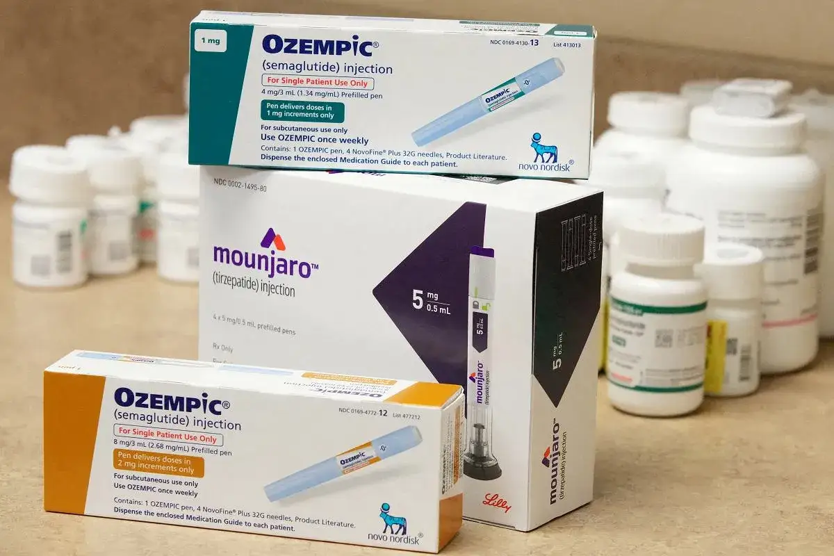 Zastrzyki na odchudzanie: opakowania Ozempic i Mounjaro, leków wspomagających kontrolę wagi.