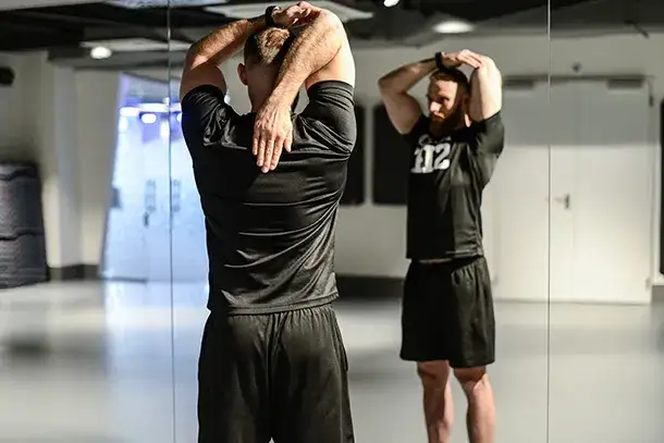 Jak rozciągać triceps, aby uniknąć kontuzji i poprawić elastyczność