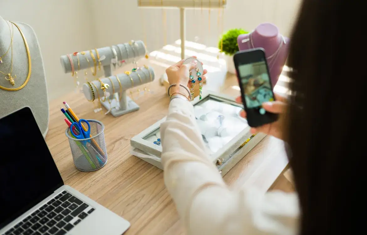 Jak robić zdjęcia biżuterii? Sekrety blasku i sprzedaży (nawet telefonem)
