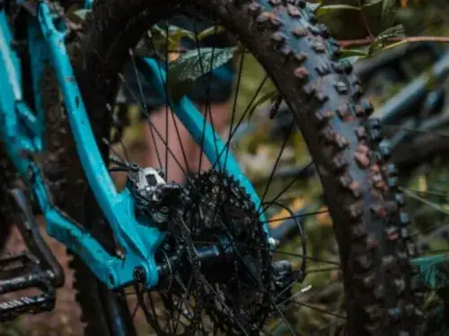 Szytka czy opona: co wybrać, aby uniknąć kosztownych błędów?