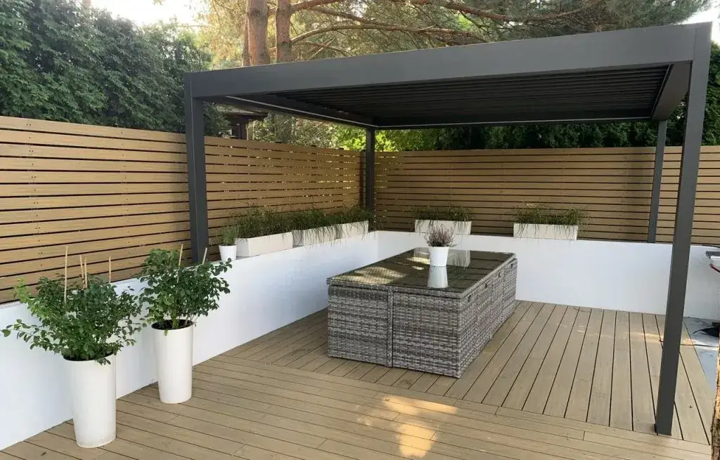 Jakie deski na pergolę wybrać, aby uniknąć kosztownej konserwacji?