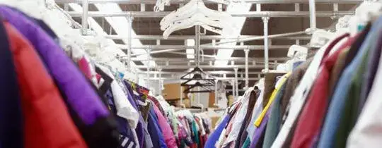 Ile można zarobić na lumpeksie? Zaskakujące fakty o dochodach