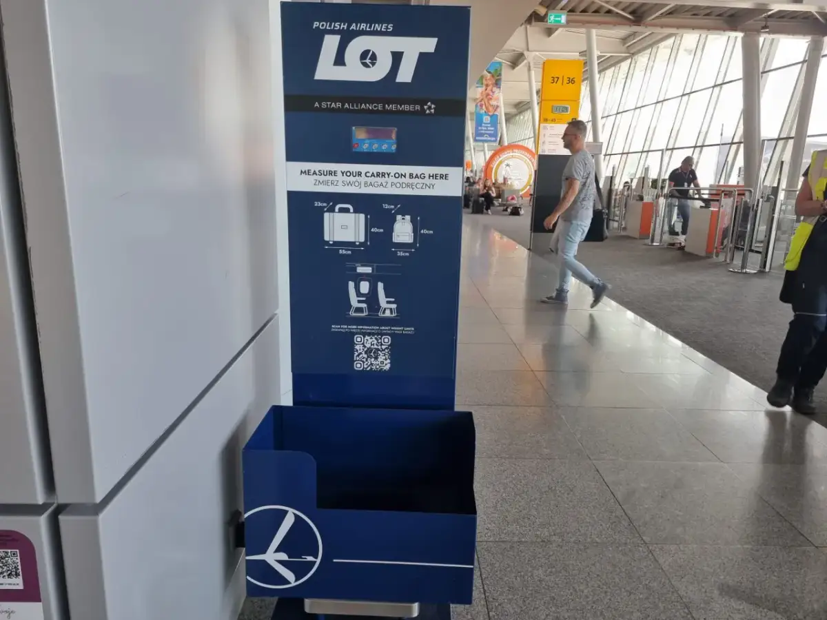 Czy na lotnisku Chopina jest waga? Uniknij opłat za nadbagaż