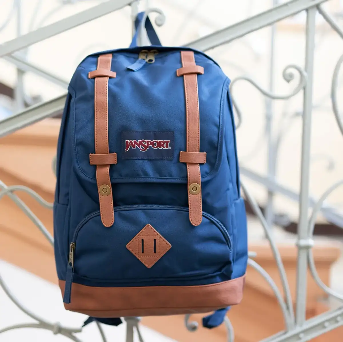 Jak nosić plecak vintage, aby wyglądać modnie i stylowo?