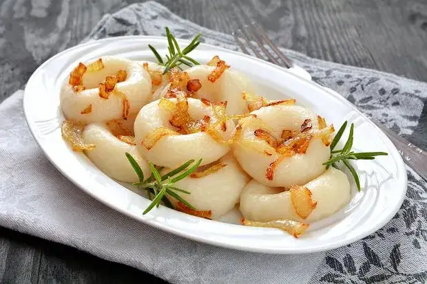 Kluski śląskie z czym na obiad – idealne połączenia, które zaskoczą