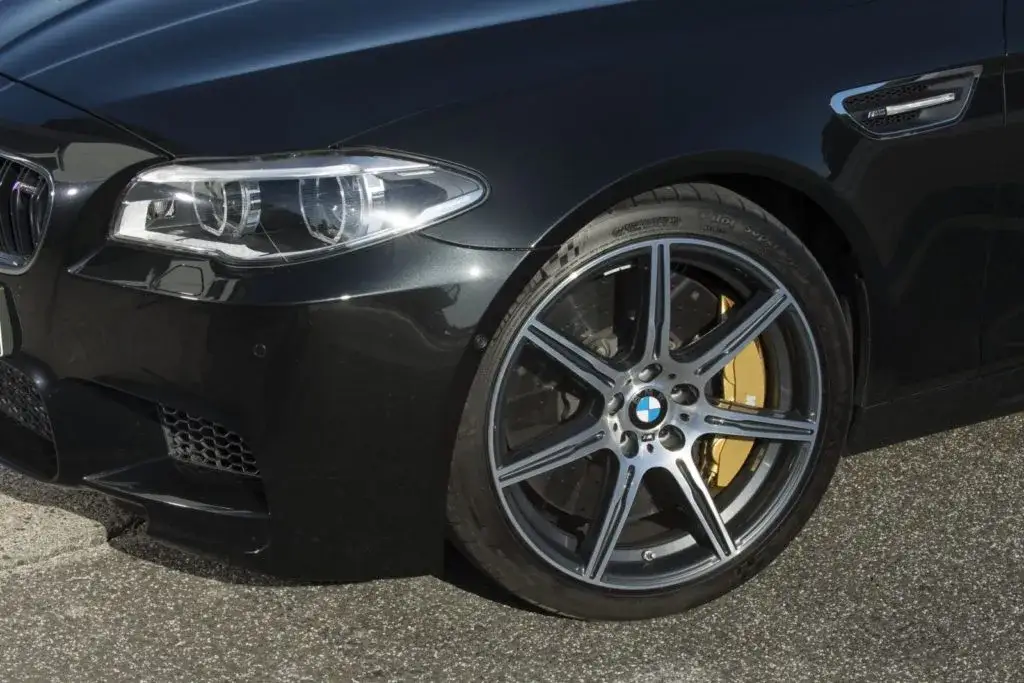 BMW M5 F10 – szczegółowe dane techniczne, osiągi i problemy użytkowników