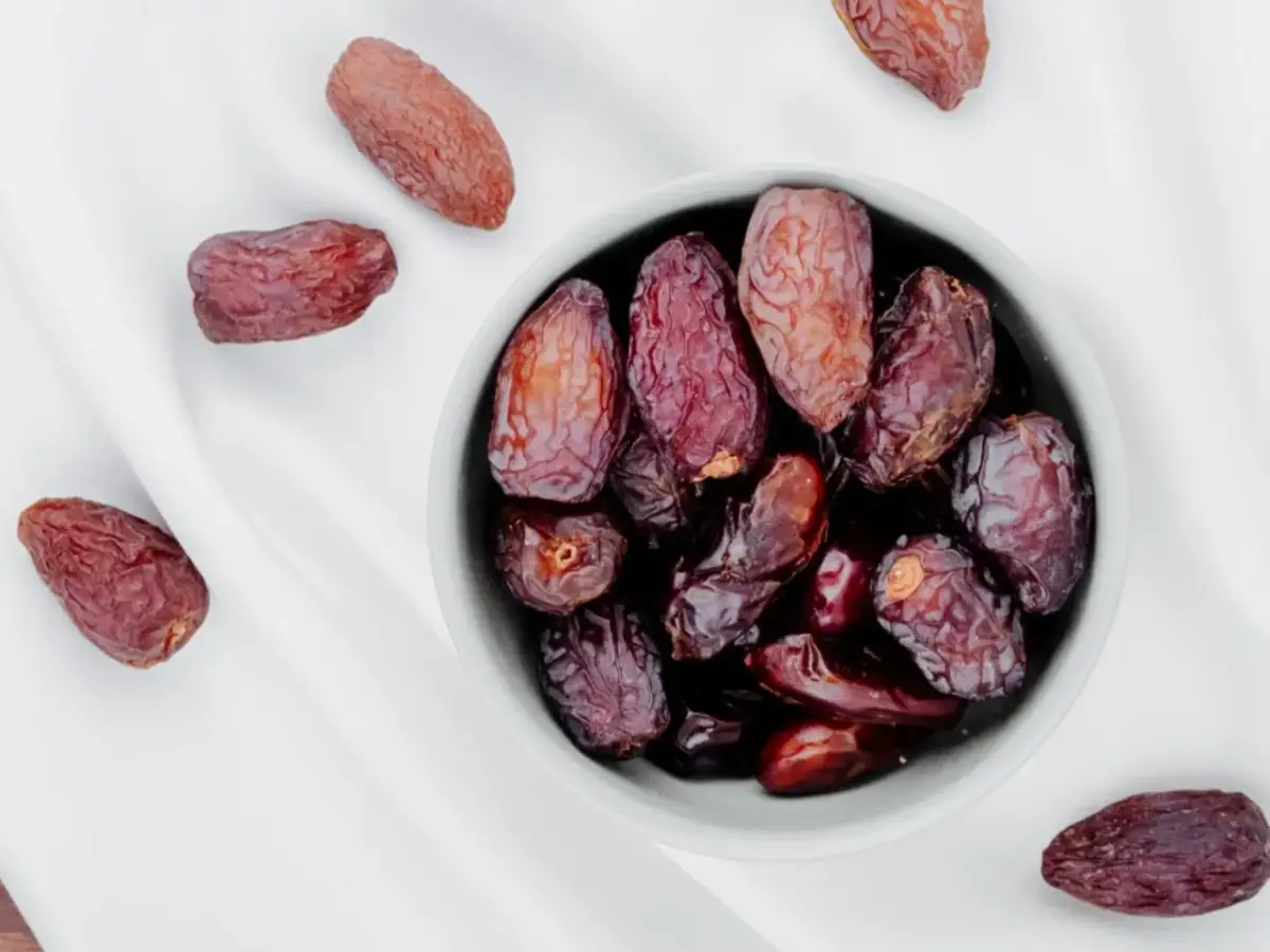 Daktyle w miseczce i obok. To naturalne słodycze, które mają najwięcej kalorii, idealne na szybki zastrzyk energii.