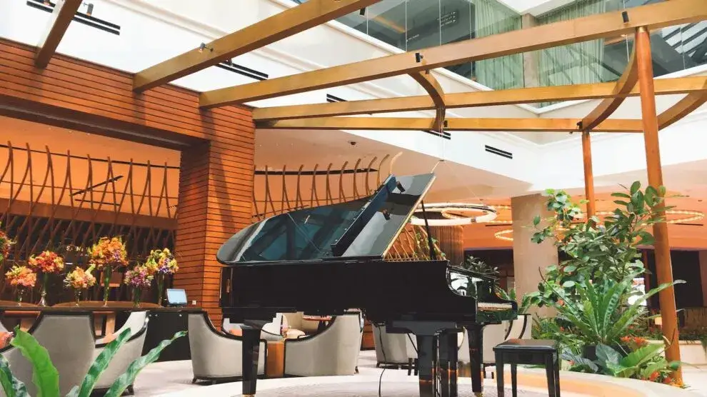 Jak zagrać na pianinie: proste techniki i utwory dla początkujących