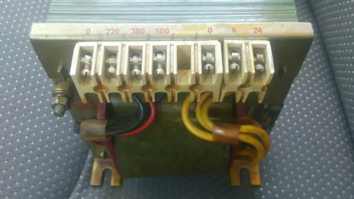 Transformator z oznaczeniami napięć 0, 220, 380, 500V i 0, 6, 24V. Idealny do projektu jak zrobić prostownik do ładowania akumulatora.