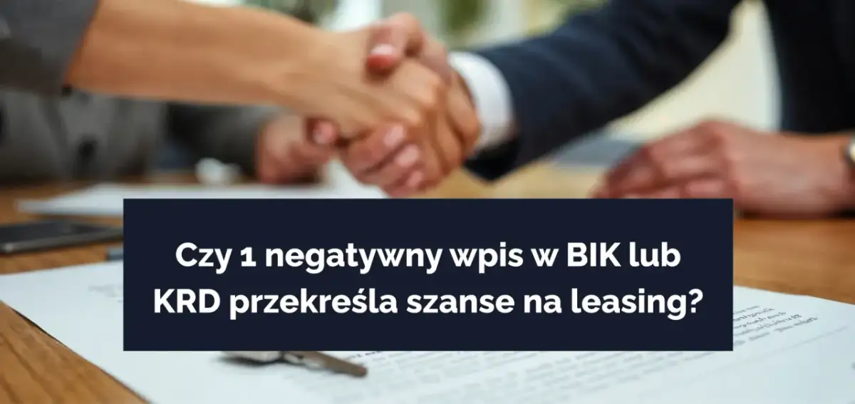 Dwie osoby ściskają sobie dłonie nad dokumentami. Czy leasing jest widoczny w BIK? Pytanie o negatywny wpis w BIK i jego wpływ na leasing.