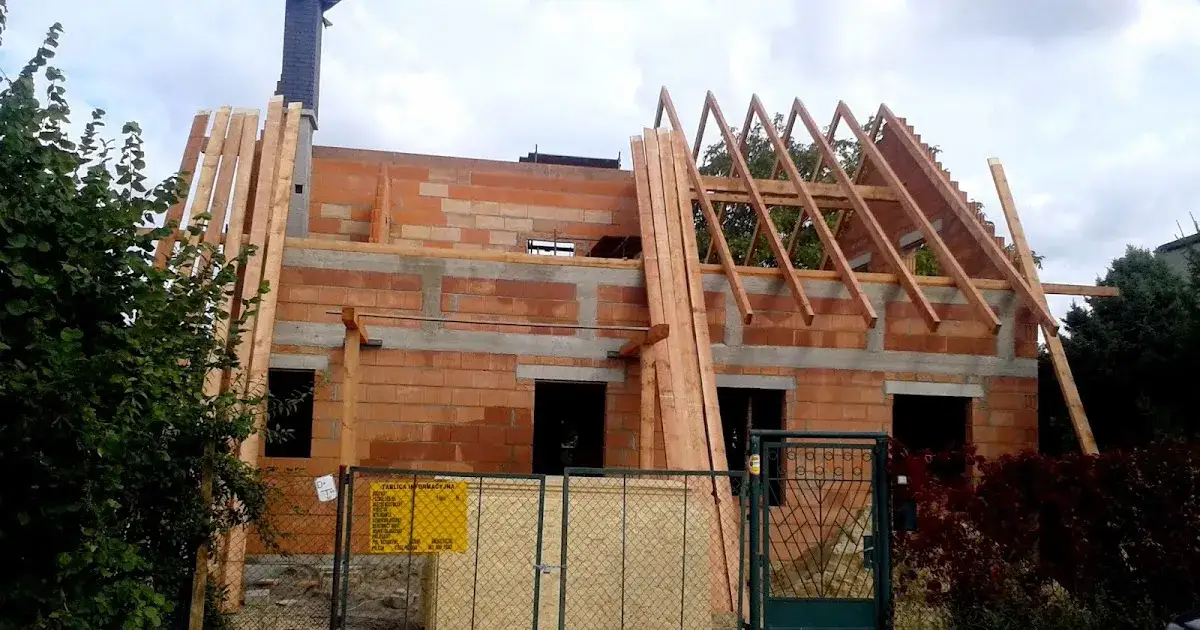 Jak belka podpierająca krokwie na dachu wpływa na stabilność budynku