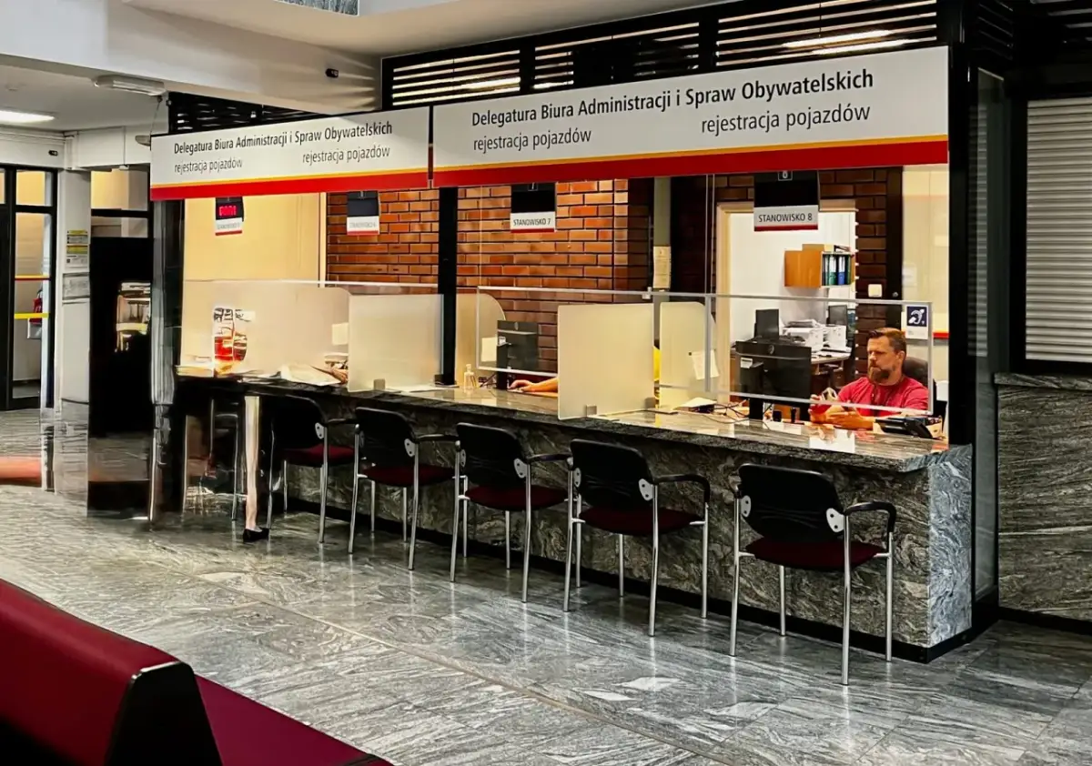 Przerejestrowanie auta 2026: Ile kosztuje? Poznaj ukryte opłaty