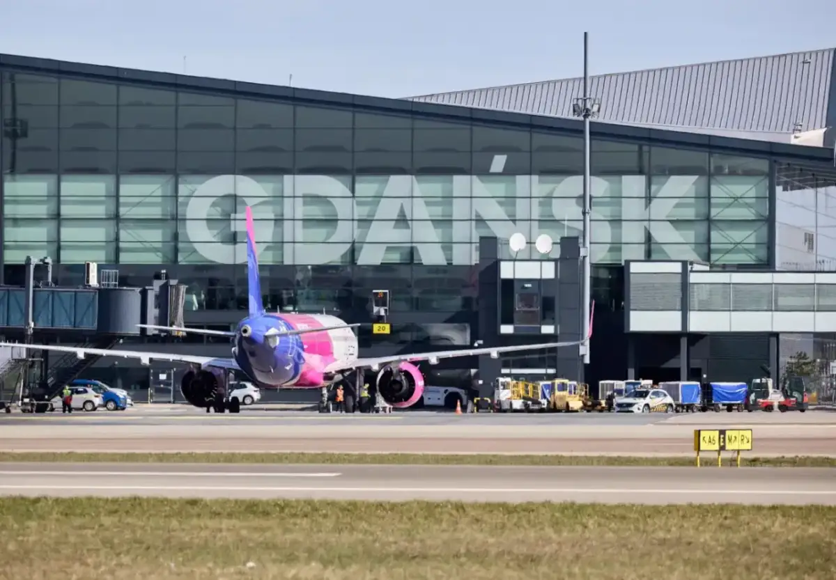 Samolot na lotnisku w Gdańsku. Planujesz podróż i zastanawiasz się, gdzie wyrobić paszport w Gdańsku?