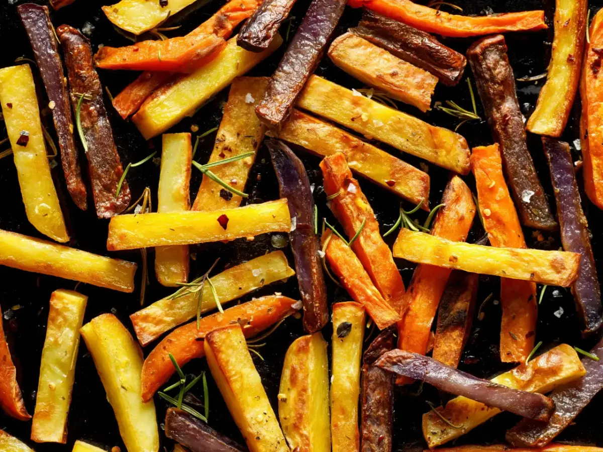 Chrupiące frytki z ziemniaków i batatów pieczone z rozmarynem i przyprawami.