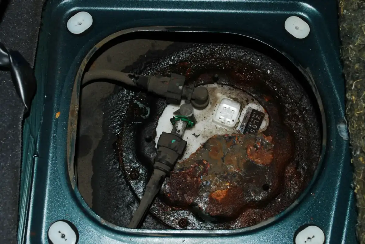 Gdzie znajduje się filtr paliwa w Mazda 3 1.6 benzyna? Oto odpowiedź