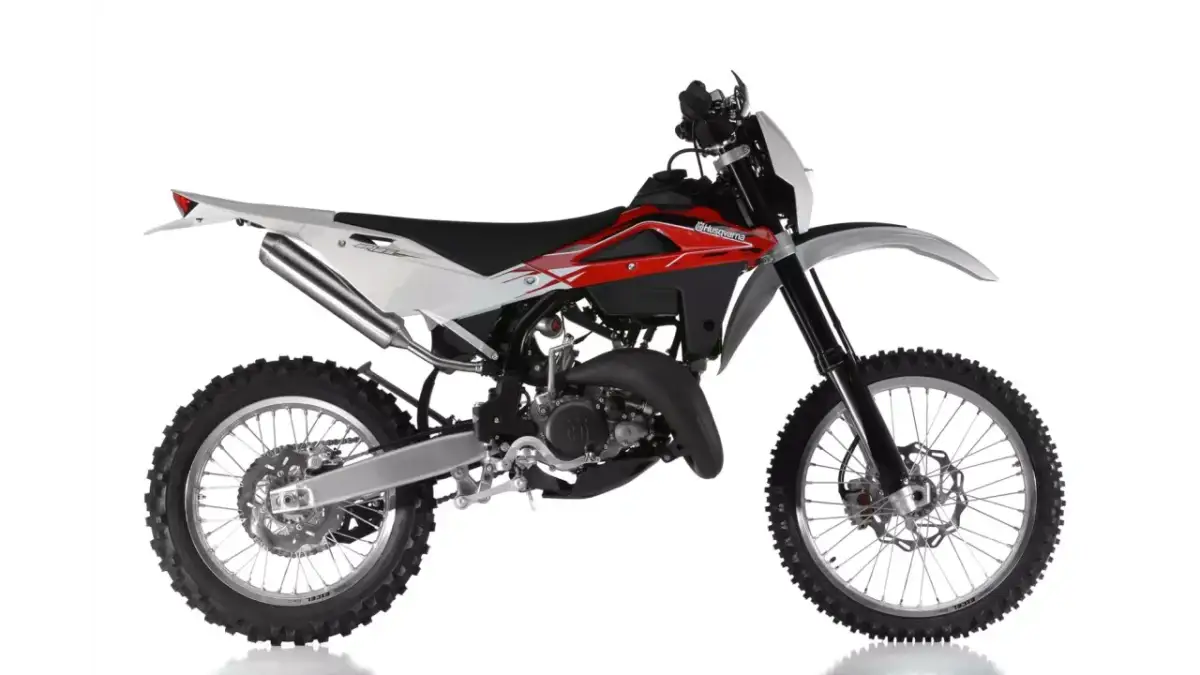 Husqvarna WR 125 dane techniczne: lekki motocykl crossowy z czerwono-białym malowaniem, gotowy do akcji.