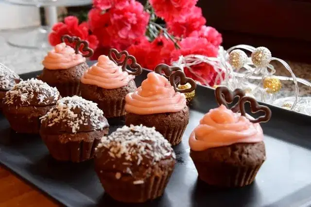 Jak udekorować muffinki czekoladowe? Przepisy i triki eksperta