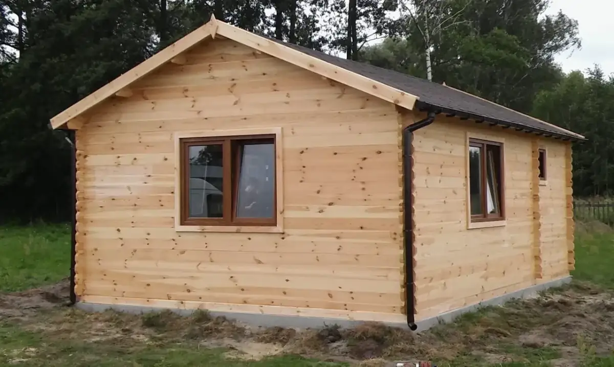Nowy, drewniany domek letniskowy. Zastanawiasz się, ile kosztuje budowa domku letniskowego drewnianego? Oto przykład.