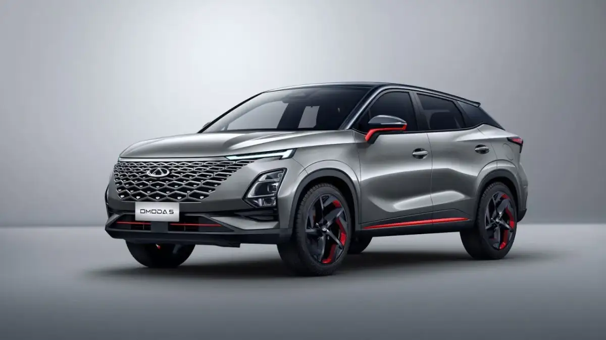 Nowoczesny, srebrny SUV OMODA 5 z czerwonymi akcentami. Omoda co to za marka? To nowy gracz na rynku motoryzacyjnym.