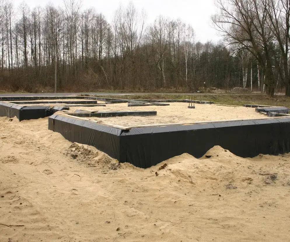 Jak położyć folię na fundament, aby uniknąć problemów z wilgocią