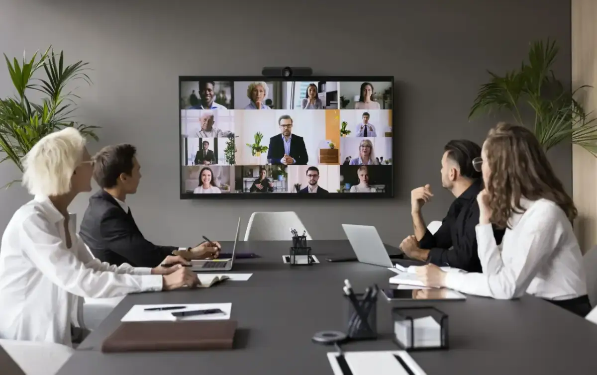 Zespół na wideokonferencji, szukający inspiracji w firmach, w których można zostać konsultantem.