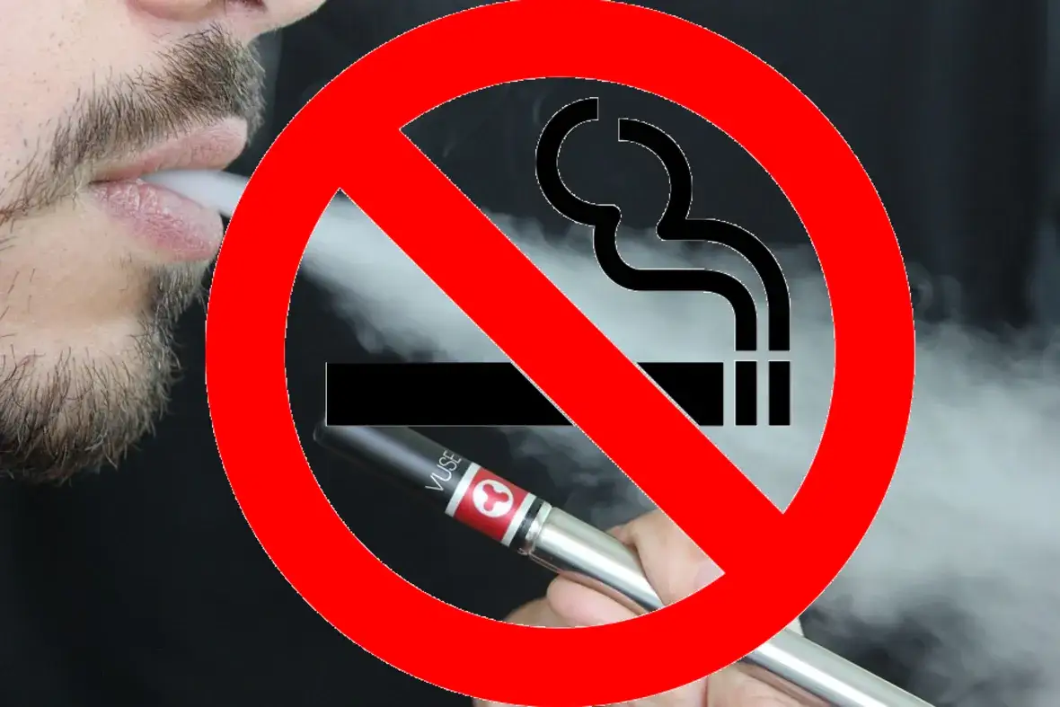 Czy można palić idąc chodnikiem? Sprawdź przepisy i zasady palenia