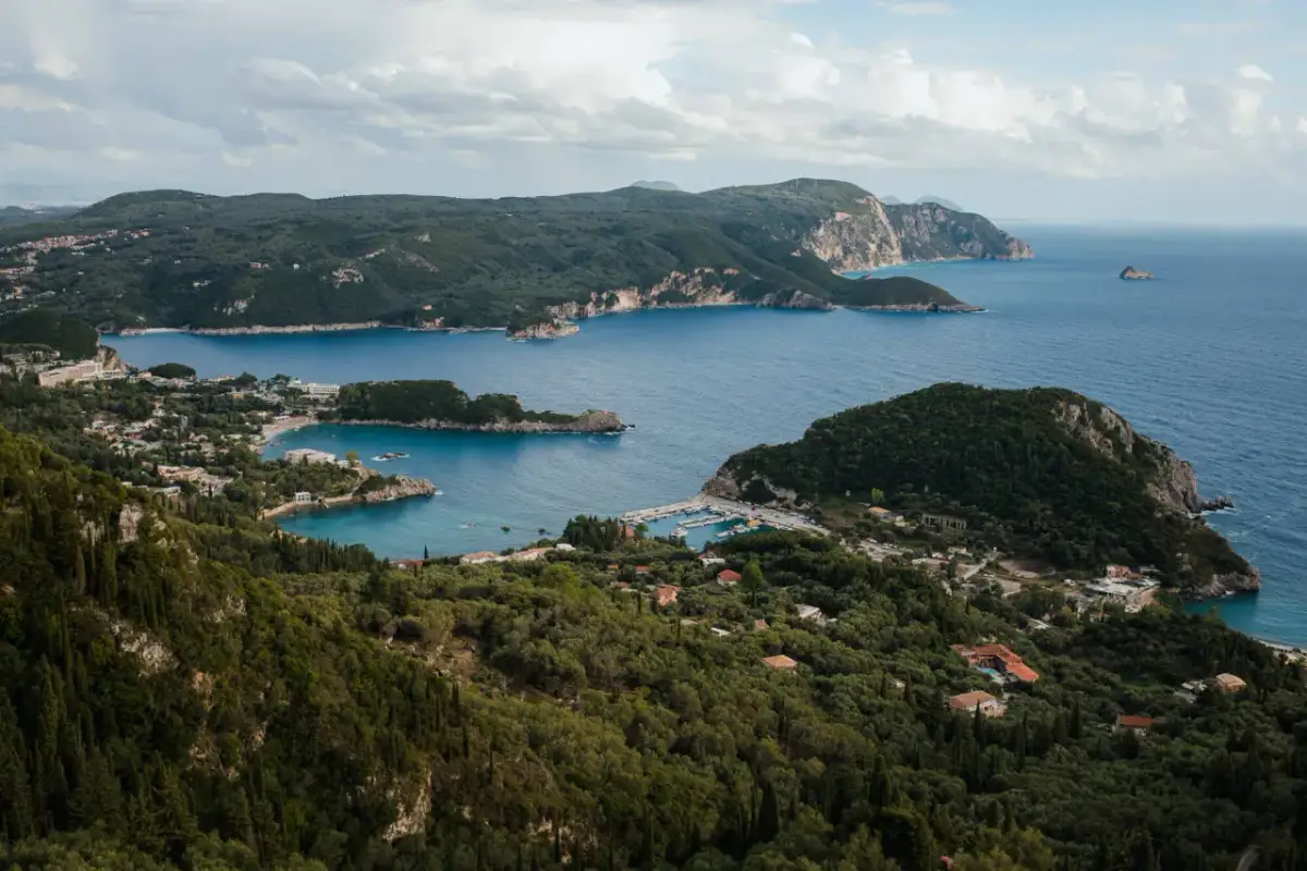 Gdzie leży wyspa Korfu? Odkryj jej fascynującą lokalizację w Grecji
