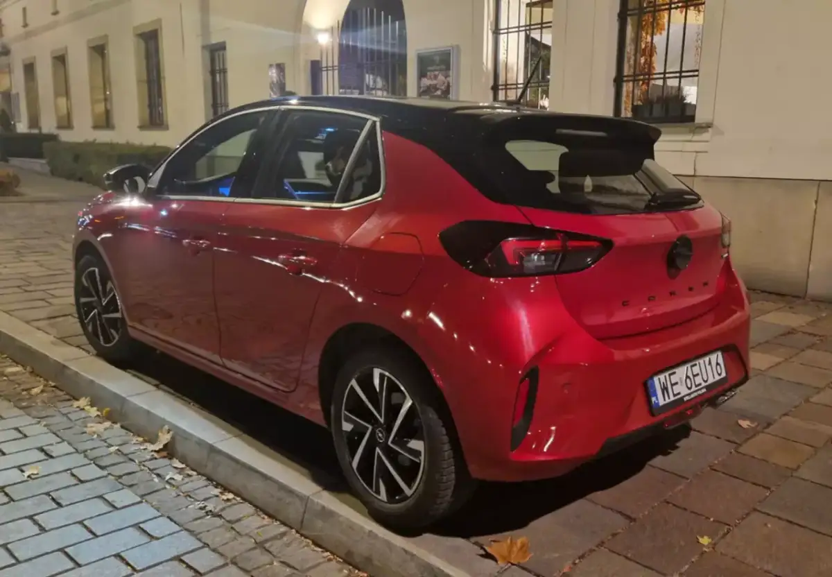Czerwona Corsa na parkingu. Czy zawieszenie działalności a leasing to dobry pomysł na zakończenie umowy?