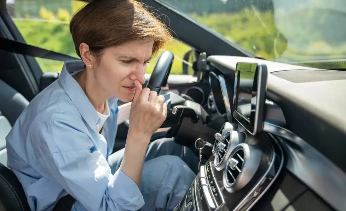 Jak pozbyć się zapachu benzyny z auta - skuteczne metody i porady