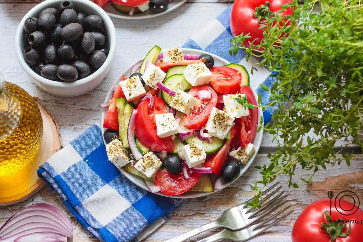 Sałatka grecka jak w tawernie? Odkryj sekrety Horiatiki