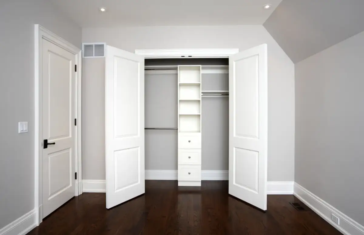 Drzwi do garderoby: Wybierz mądrze! Typy, trendy, wentylacja.