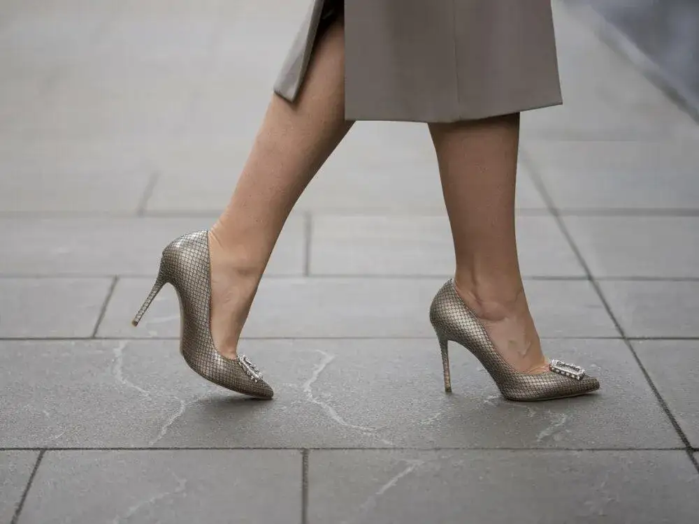 Jak chodzić w szpilkach? Praktyczny poradnik krok po kroku