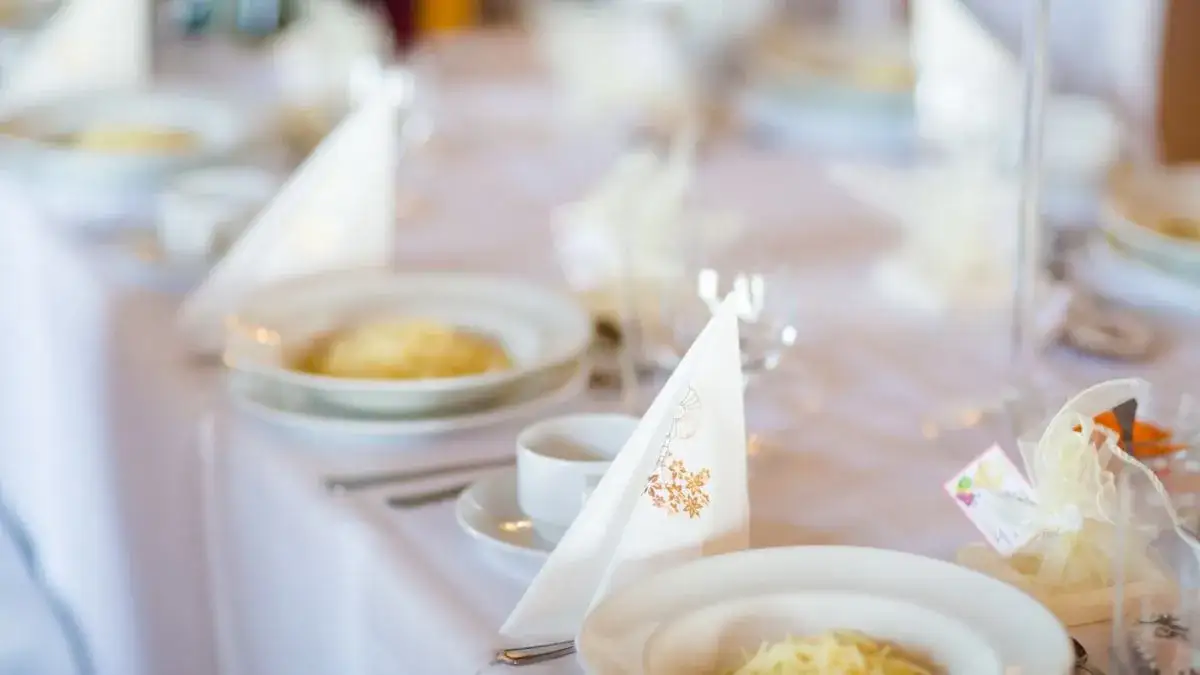 Komunia 2025: Ile kosztuje talerzyk? Poznaj ceny i ukryte koszty