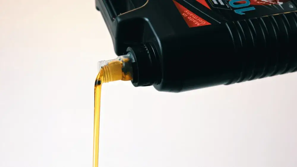 Ile kosztuje wymiana oleju w motocyklu? Sprawdź, by uniknąć wysokich kosztów