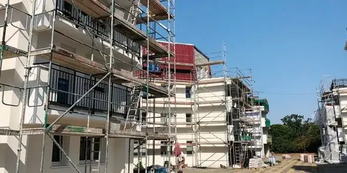 Co wchodzi w skład elewacji budynku? Kluczowe elementy i materiały