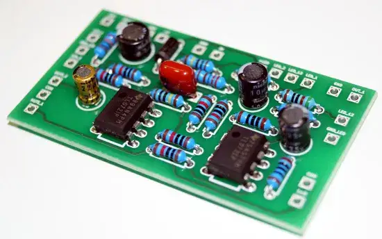 Efekty DIY: Jak łatwo stworzyć unikalne brzmienia gitarowe i basowe