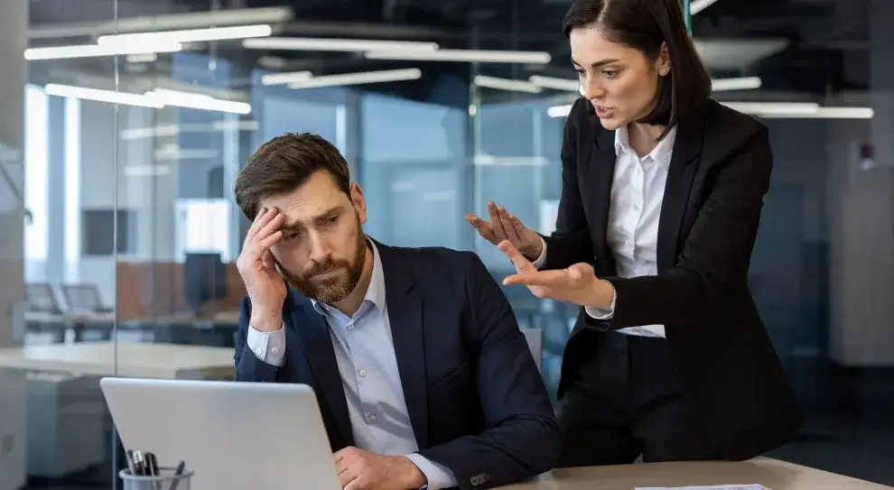 Pracownikom czy pracowniką? Rozwiej wątpliwości raz na zawsze!