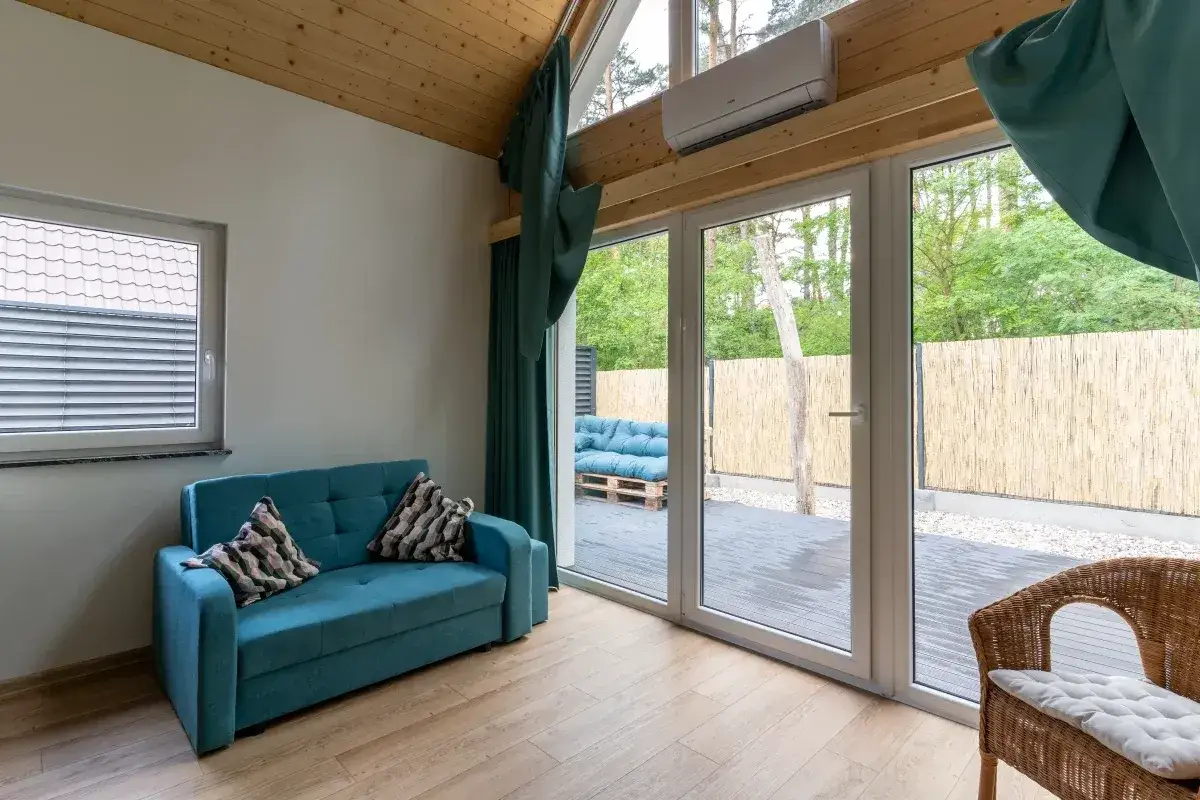 Jakie zasłony do turkusowej kanapy? Oto kolory, które musisz znać