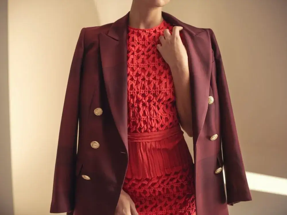 Jaką koszulę do czerwonej sukienki wybrać, by wyglądać olśniewająco?